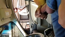 Татуированный малыш с большими сиськами получает лицевые cumshots
