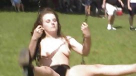 Грудастая азиатская массажистка wanking клиента на spycam