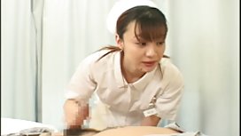 крошечные тощие девушки едят киску