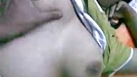 Рыжий получает ее жопу, растянутую с игрушкой, затем анальный выебанная