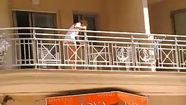 Любительская подруга сосет и едет в общественном туалете