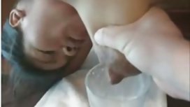Симпатичная сексуальная мастурбация и сверление на диване