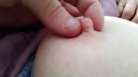 Британский MILF spanks подросток, затем они глубоко трогают
