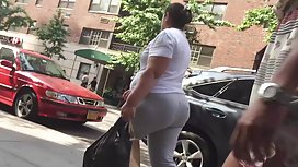 Young Latina Masseuse берет на себя заботу о клиенте