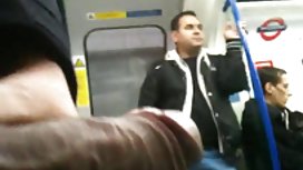 Брюнетка милашка дрочит с петух, получает лица