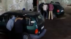 Сара радует крепкого рабочего человека