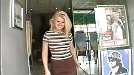 Threeway MILF Angel Allwood едет подростковый член